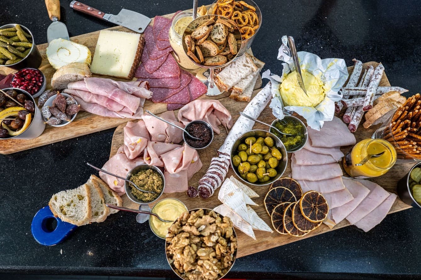 Wijn bij een borrelplank