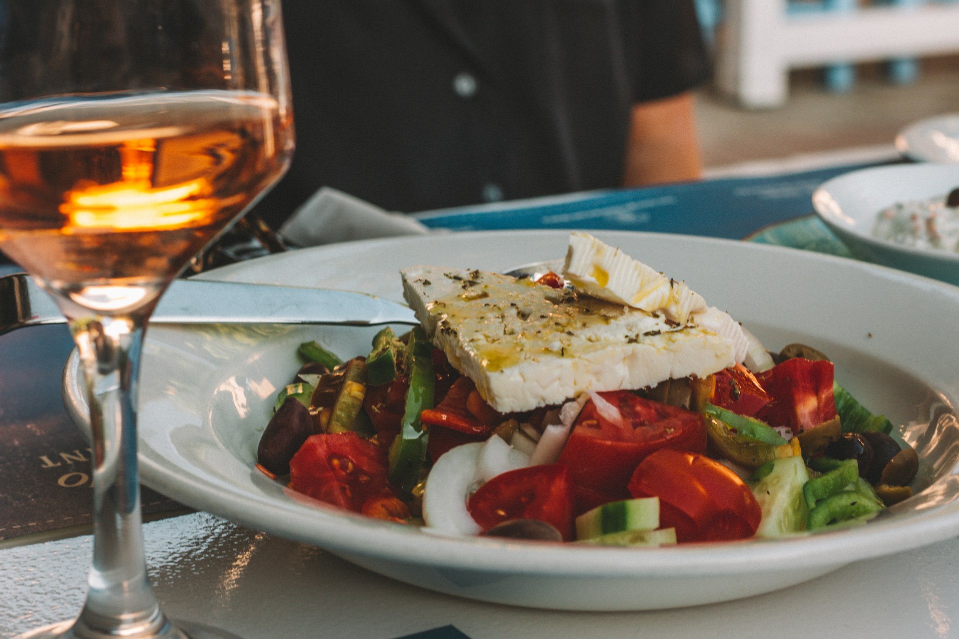 Wijn bij griekse salade